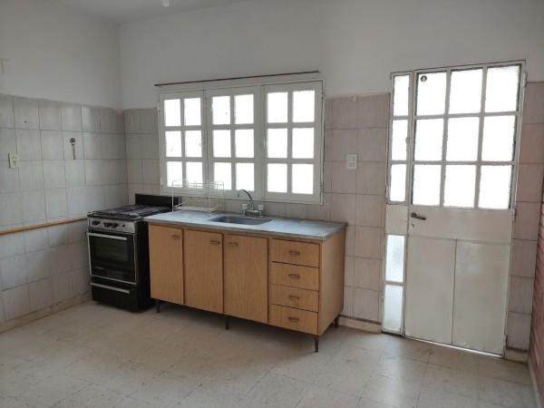 HERMOSO DEPARTAMENTO DE PASILLO SOBRE AVENIDA PELLEGRINI