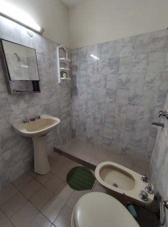 HERMOSO DEPARTAMENTO DE PASILLO SOBRE AVENIDA PELLEGRINI