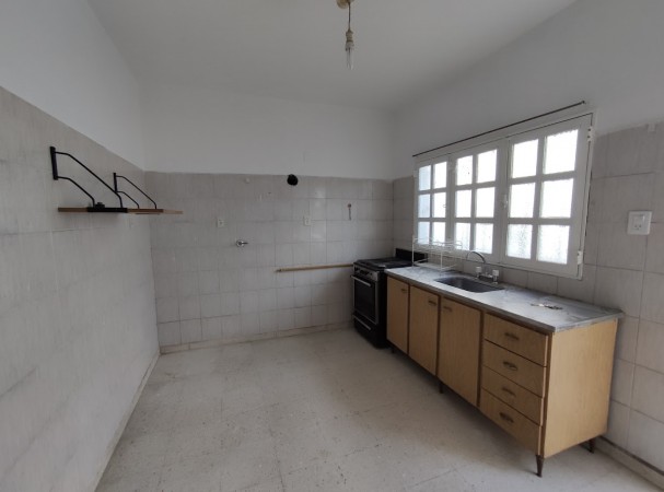 HERMOSO DEPARTAMENTO DE PASILLO SOBRE AVENIDA PELLEGRINI